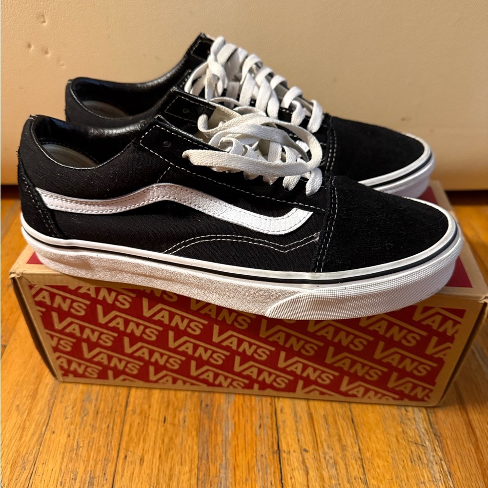 Vans Men's Black and White Low-Top Sneakers